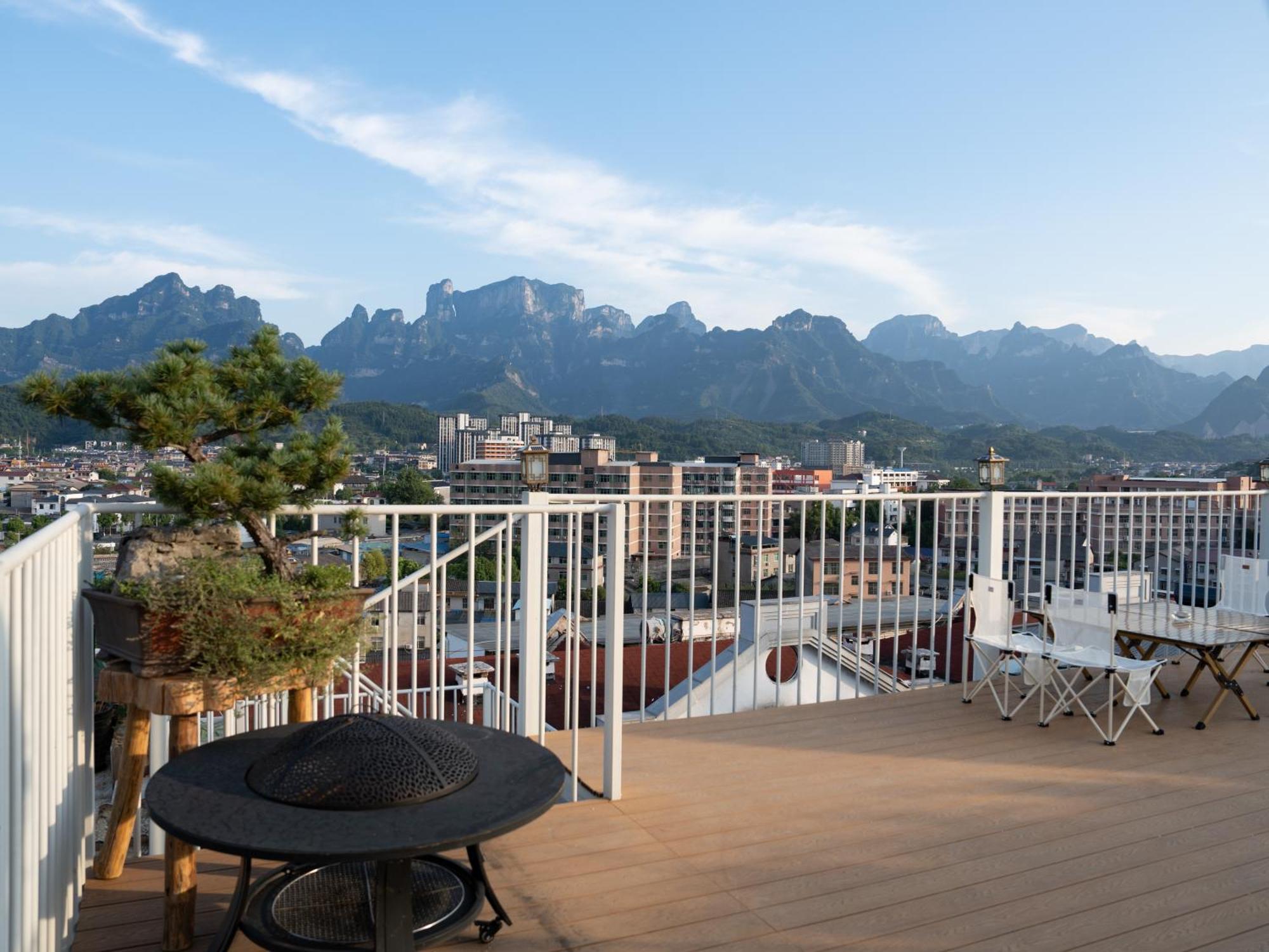 Patio Spring Holiday Inn -- Free Round Trip Pick-Up Service --Panoramic View Of Tianmen Mount Zhangjiajie Exterior foto